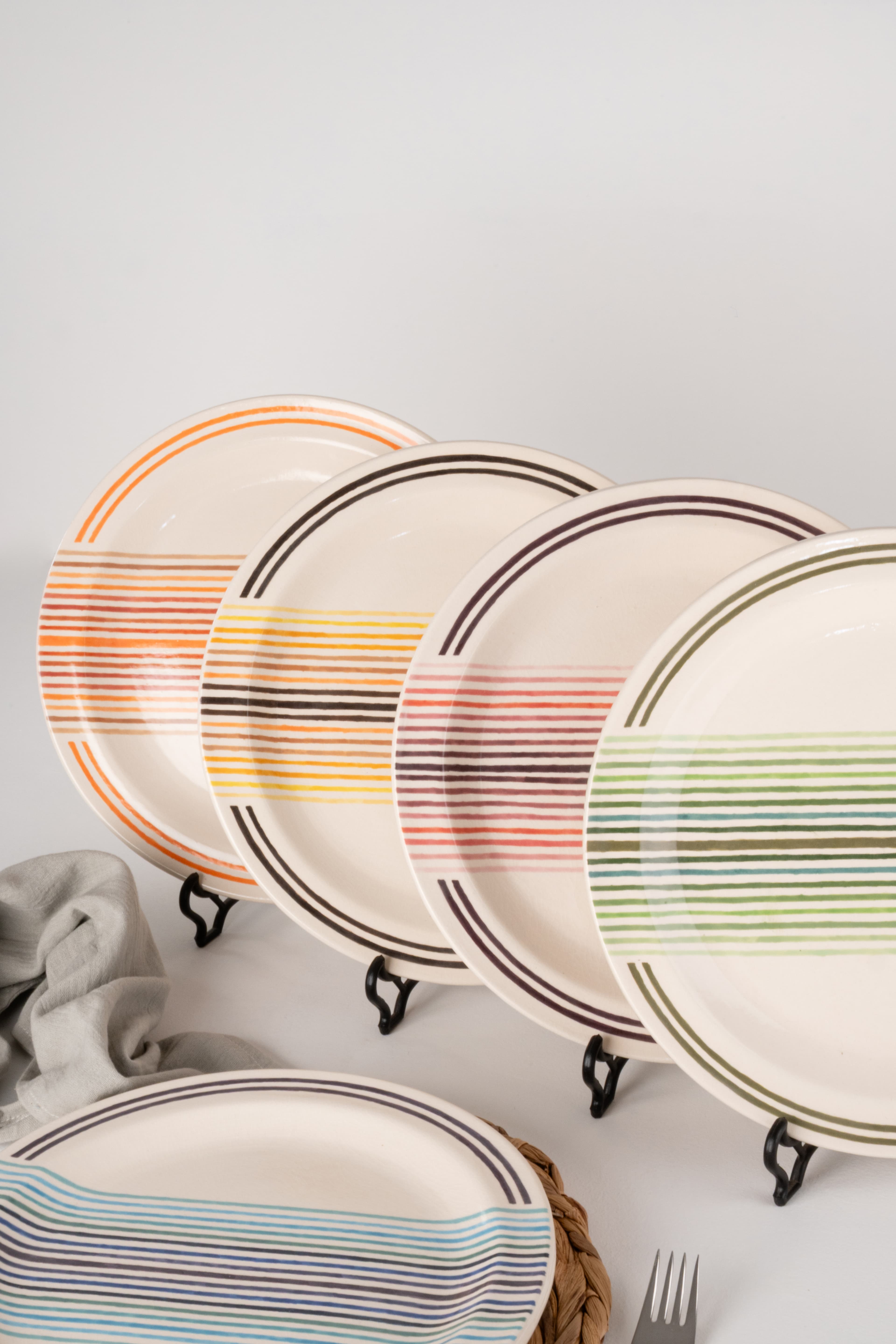 Mil Rayas Serie de 6 platos de 28cm diámetro — cerámica pintada a mano
